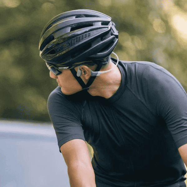 Fietser met Shokz koptelefoon