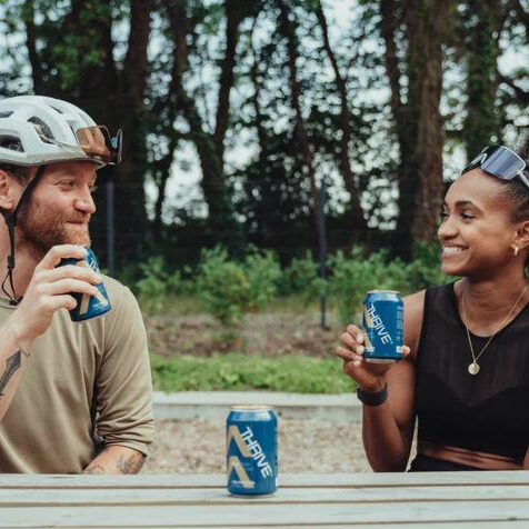 Fietsers met een Thrive biertje