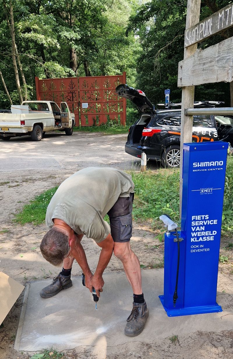 Ton van Stichting MTB Salland plaatst de SOS-paal